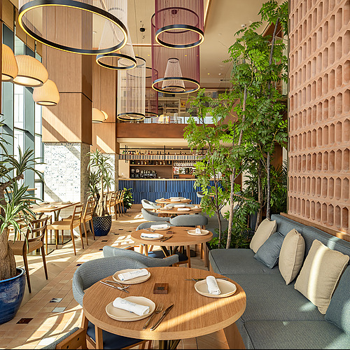 Port Hotels: Corporativa: elegante restaurante de hotel con asientos de lujo y decoración moderna.