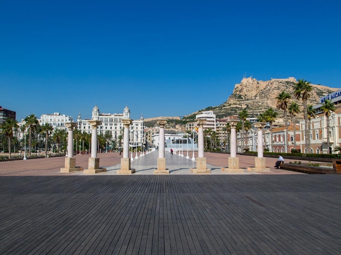 Hôtel à Alicante avec vue sur la mer et la montagne, idéal pour le tourisme corporatif.