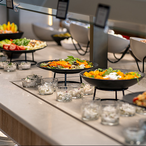 Port Hotels: Corporativa: bufete de ensaladas y guarniciones en un hotel.