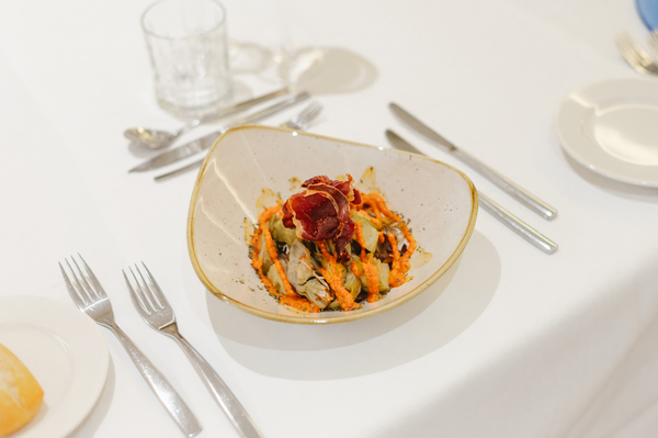 una sala de conferencias con mesas y sillas y una pantalla