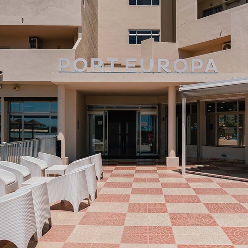 La entrada de un edificio o hotel llamado 