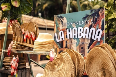 a sign that says bienvenidos a la habana on it - 