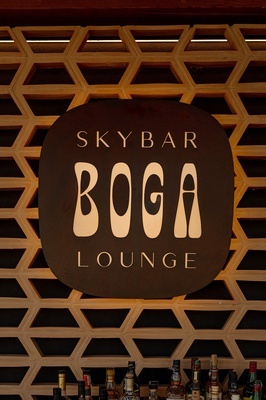 un letrero que dice sky bar boga lounge en una pared de madera - 