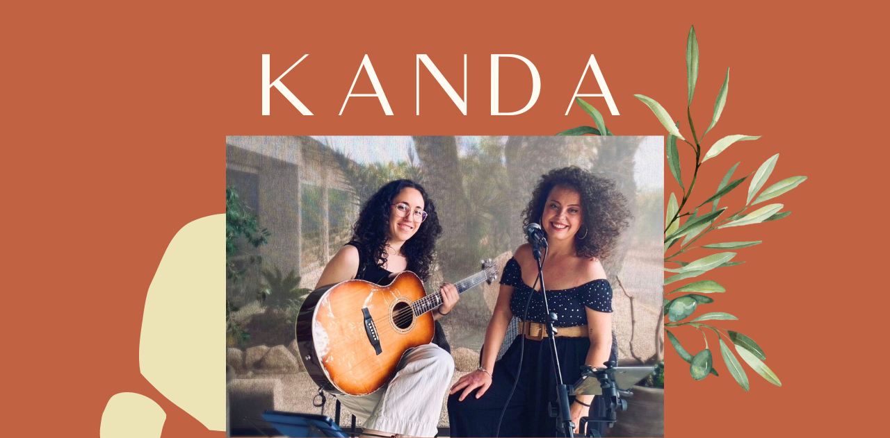 dos mujeres sostienen guitarras y cantan en un cartel que dice kanda