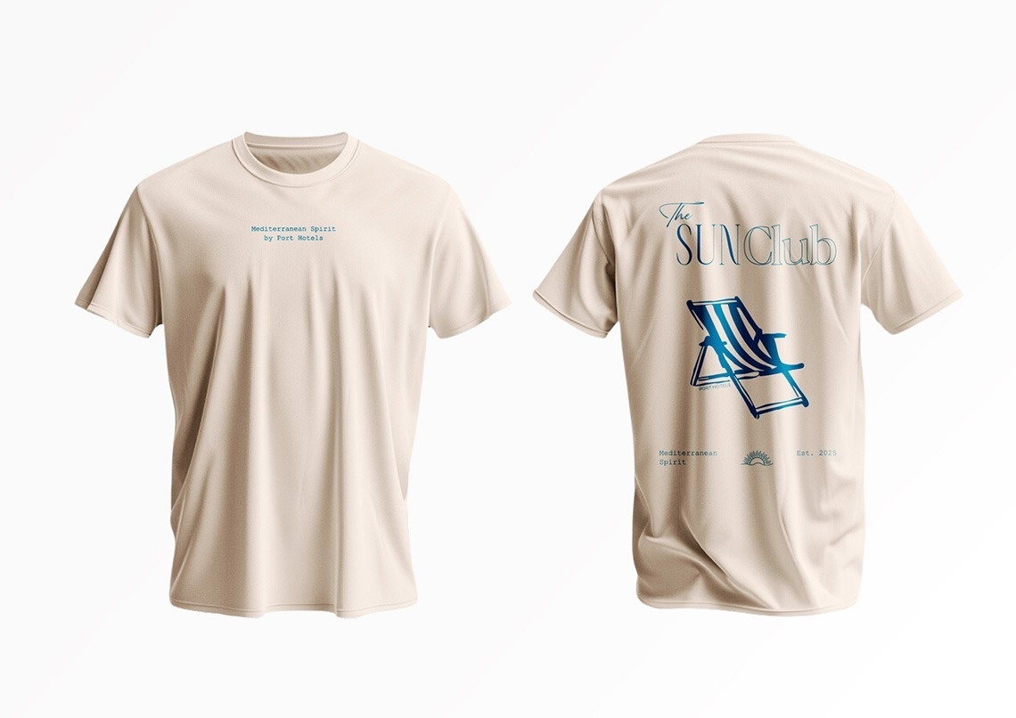 una camiseta blanca con una silla de playa y la palabra sunclub en la parte posterior