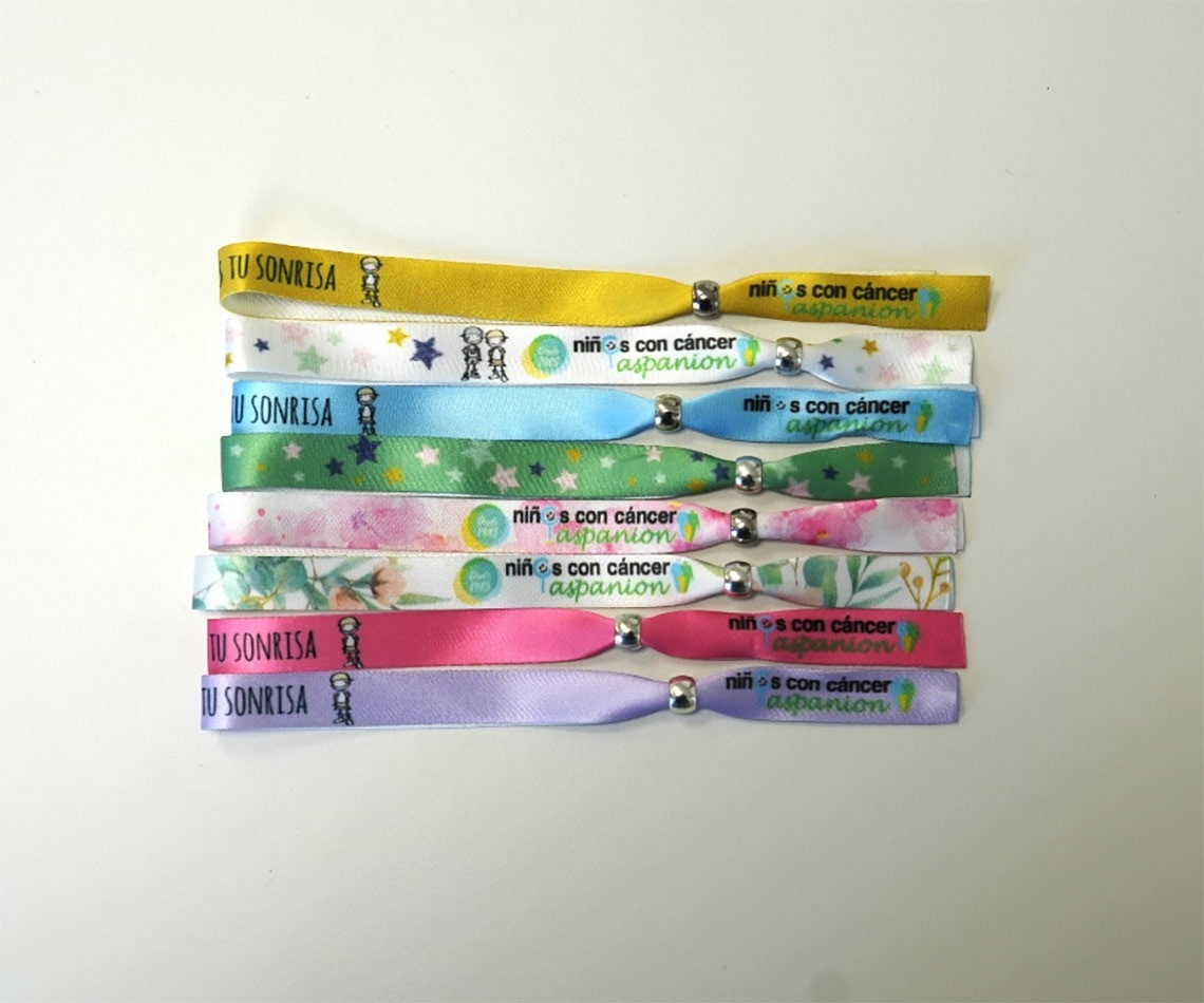 a bunch of bracelets with niños con cancer written on them