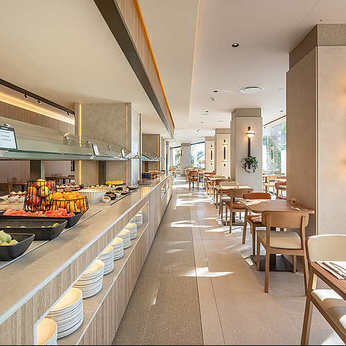 Port Hotels: Corporativa: Buffet de desayuno de hotel con frutas frescas, pasteles y mesas de comedor.