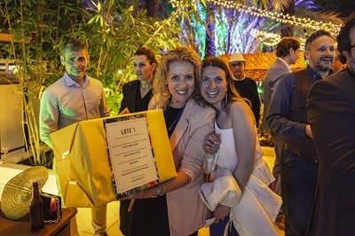 a woman holding a sign that says lote 1 - 