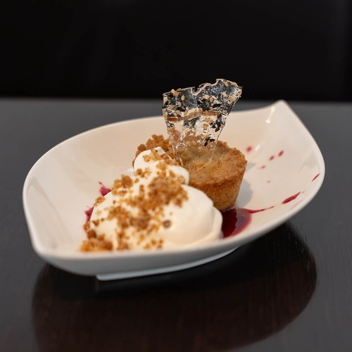 un plato blanco con un pastel y helado encima