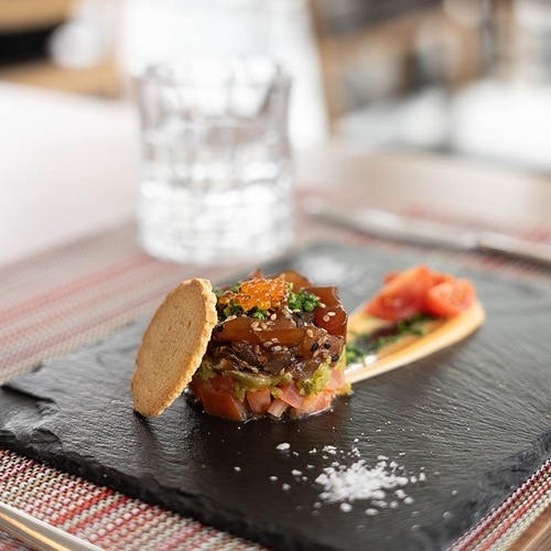 un primer plano de un plato de comida en una mesa