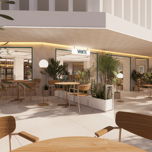 Área externa do Port Hotels: Corporativa, com mesas e cadeiras em madeira, plantas e iluminação.