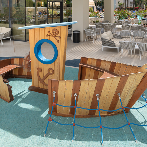 un barco de madera con un ancla y tibias cruzadas