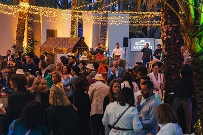 a large group of people are gathered in front of a sign that says benadel vera - 
