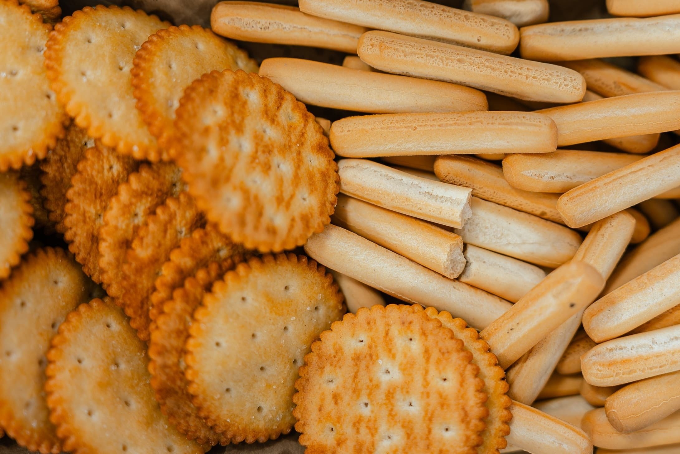 un montón de galletas y palitos están apilados uno al lado del otro