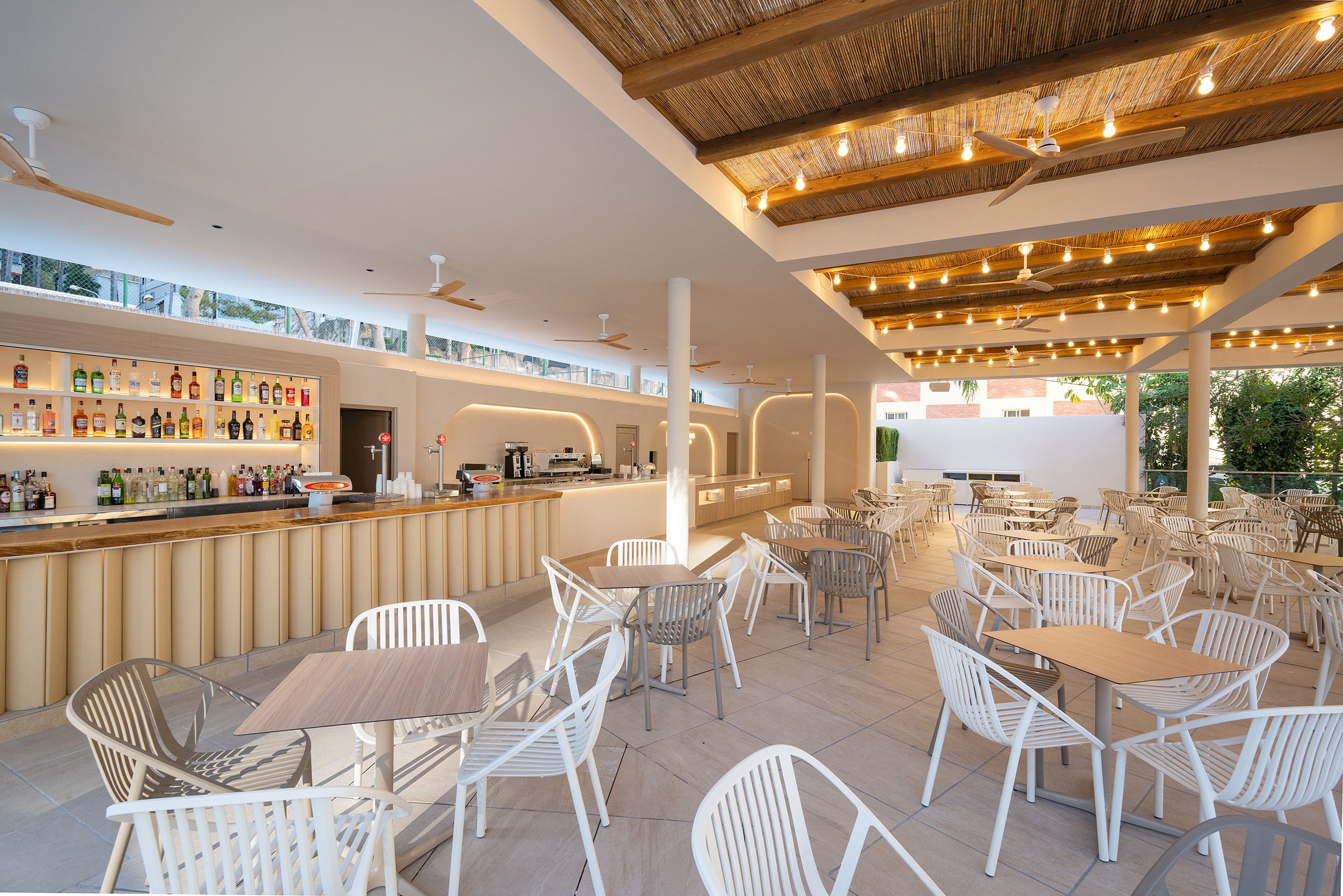 Piscina y bar de Port Hotels: Corporativa, ideal para relajarse.