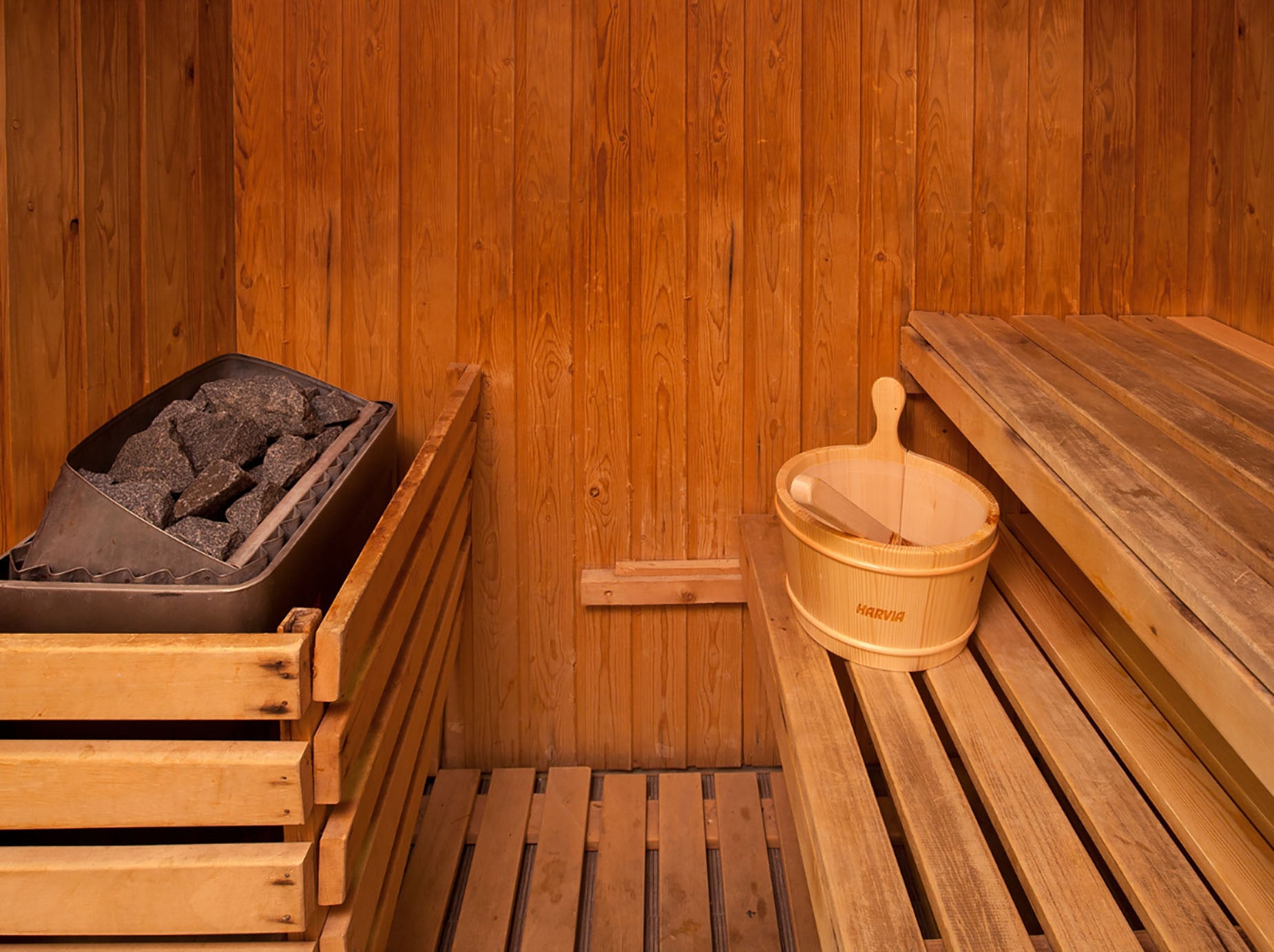 Sauna de madera en Port Hotels: Corporativa, perfecta para relajarse.