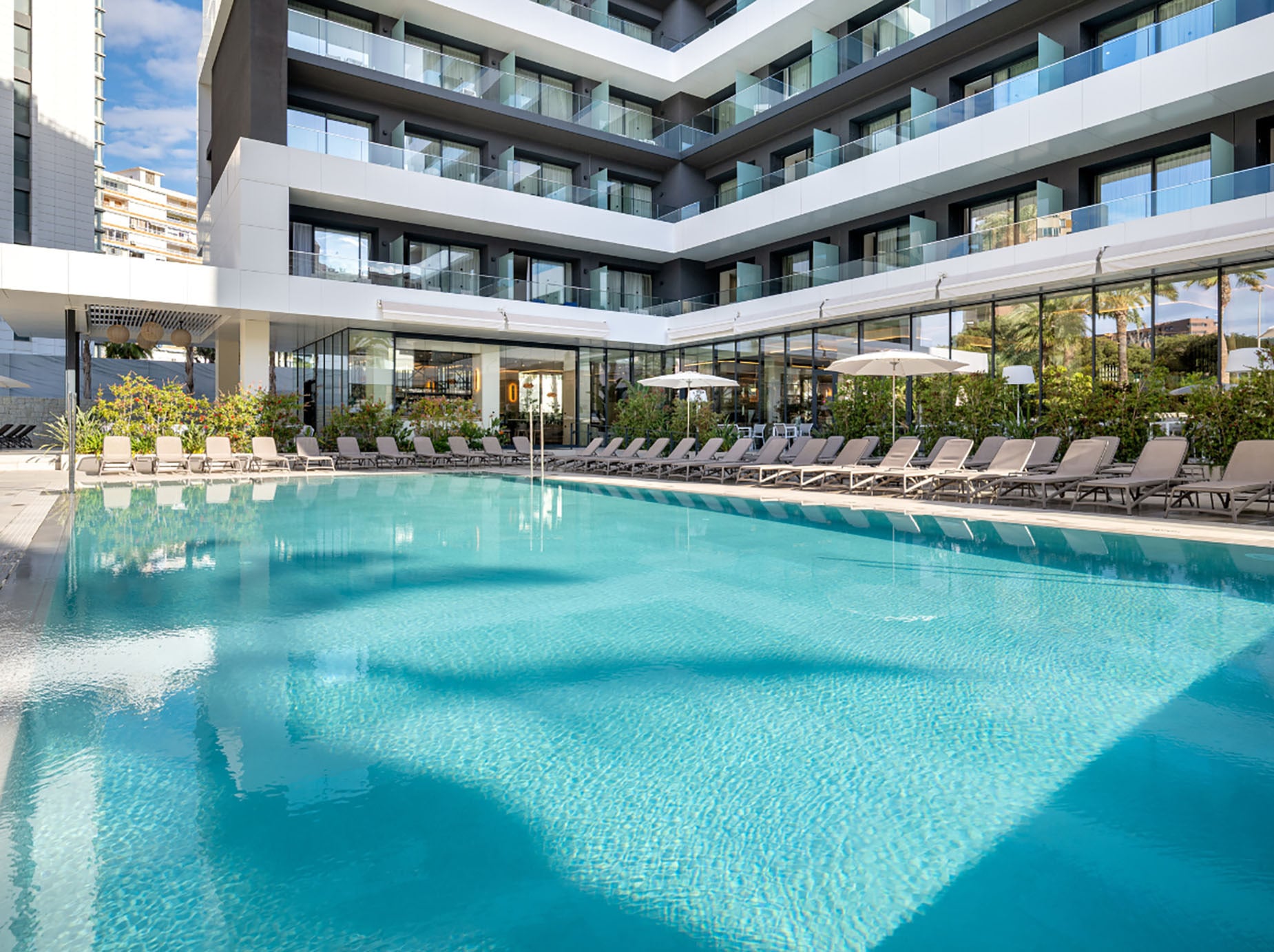 Pareja en piscina, perfecto para tu estancia Port Hotels: Corporativa.
