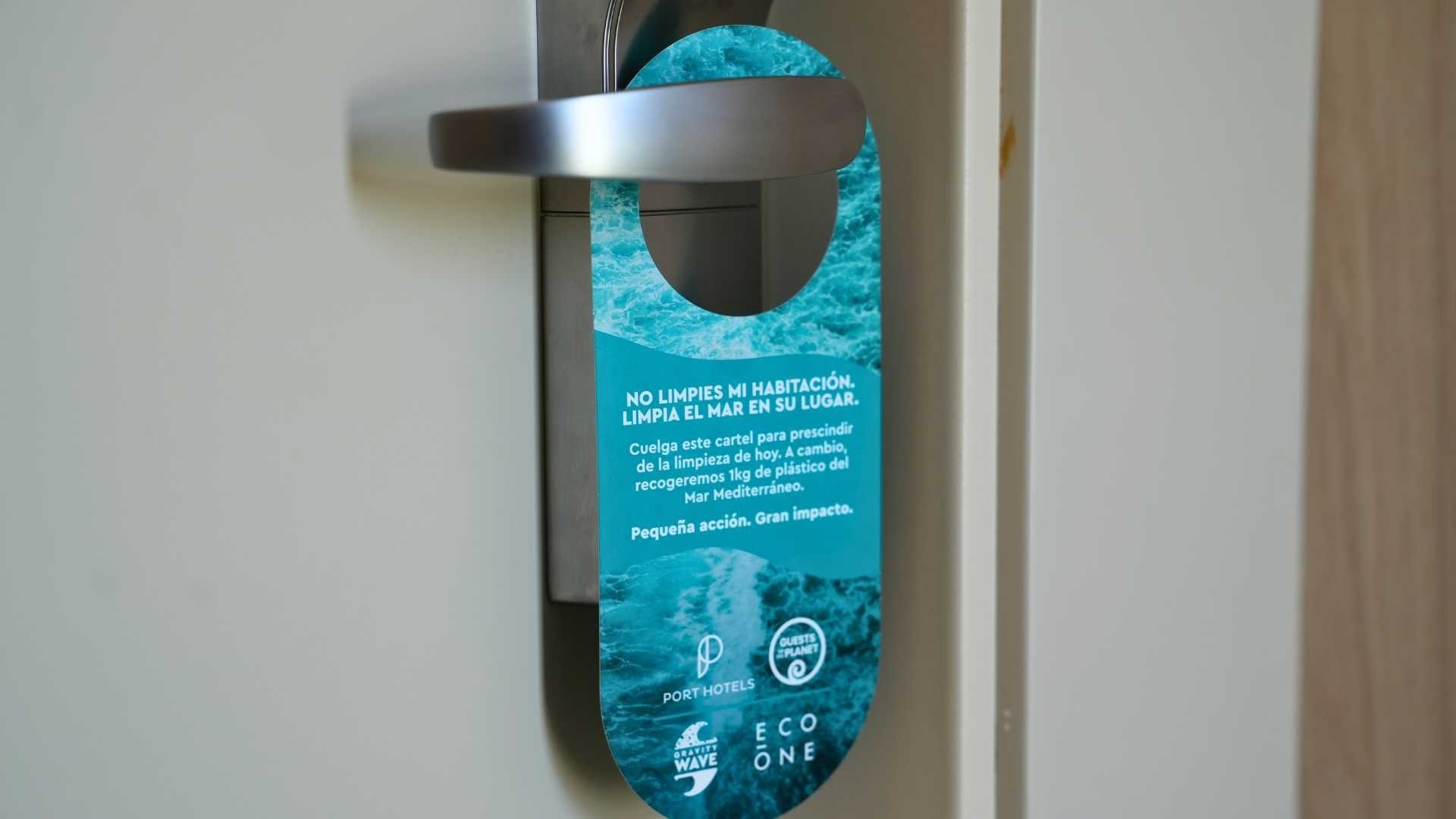 Un cartel que dice "no limpies mi habitación limpia el mar en su lugar"