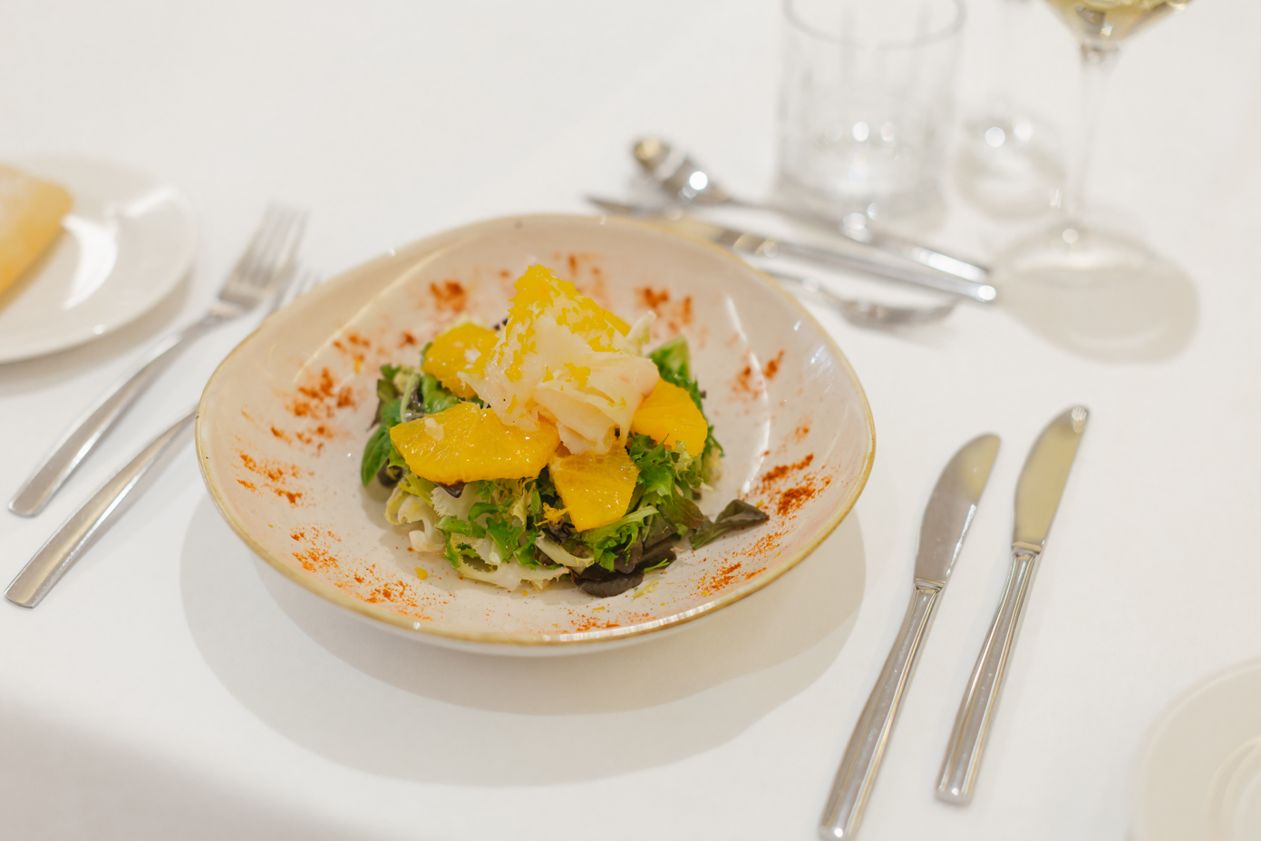 una sala de conferencias con mesas y sillas y una pantalla