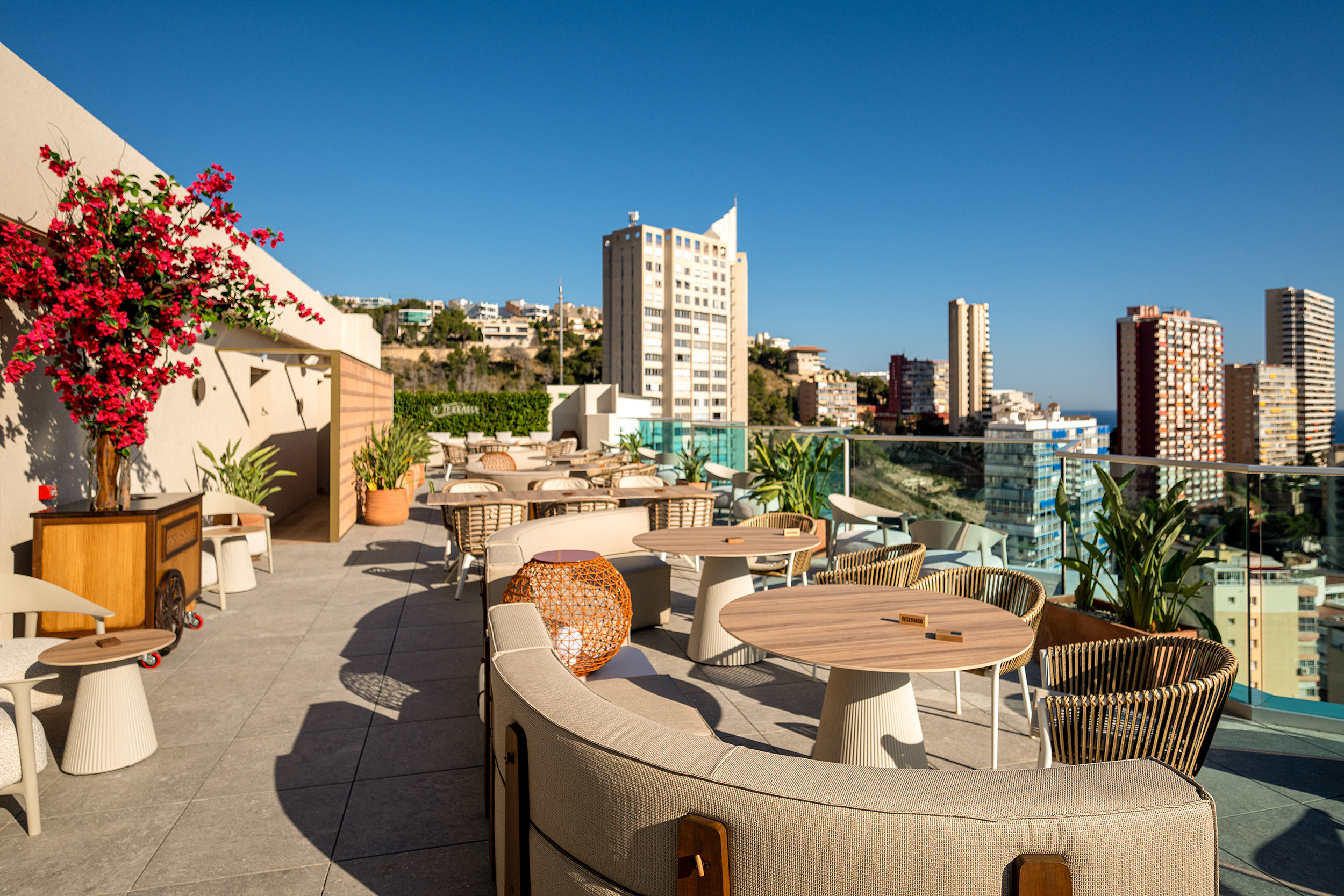Terraza de hotel con Port Hotels: Corporativa, mobiliario lounge y vistas urbanas.