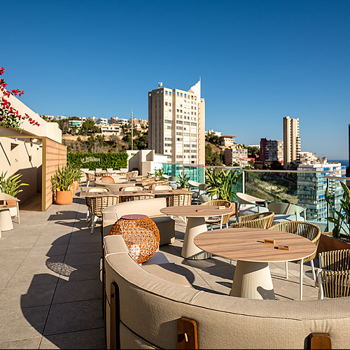 Terraza de hotel con asientos y mesas, vistas a la ciudad Port Hotels: Corporativa