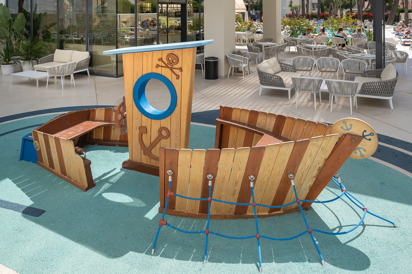 un barco de madera con un ancla y tibias cruzadas