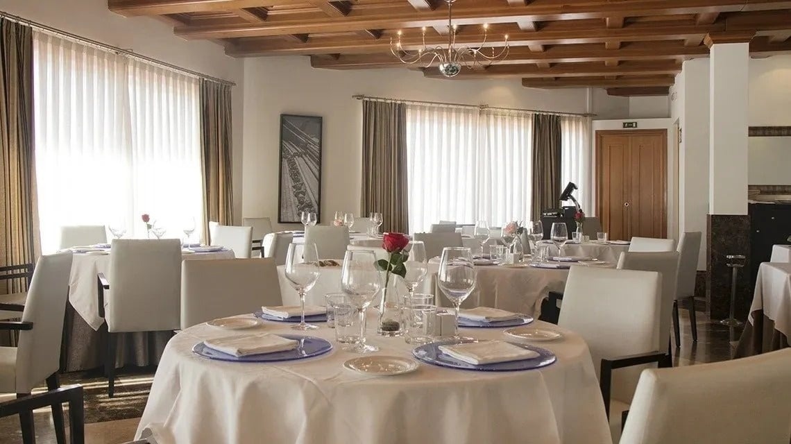 un primer plano de una hamburguesa y papas fritas en una bandeja que dice mola