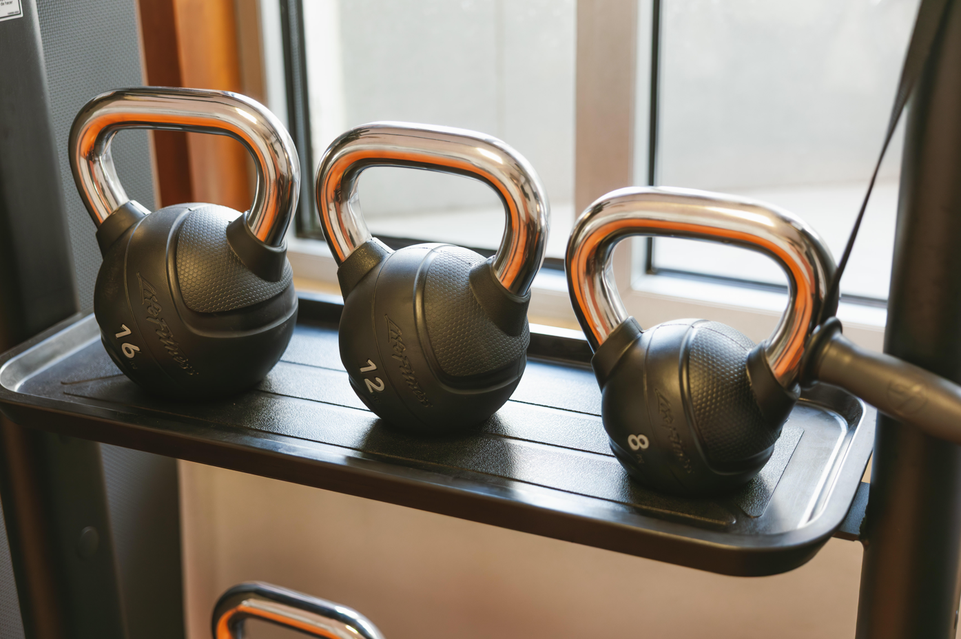 un gimnasio con una pantalla que dice life fitness