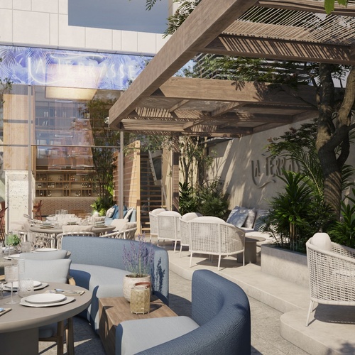 un patio con mesas y sillas y un edificio en el fondo