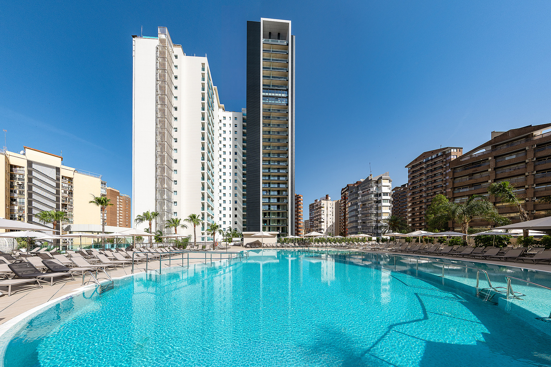 Piscina con tumbonas y edificios altos Port Benidorm Hotel & Spa | Alicante | Port Hotels | Web oficial en un día soleado