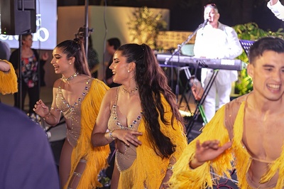un grupo de bailarines con trajes amarillos están bailando en una fiesta - 