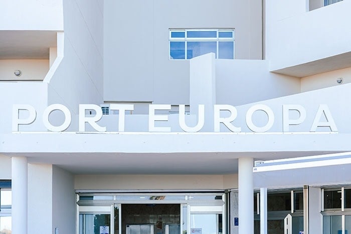 un edificio blanco con la palabra port europa encima