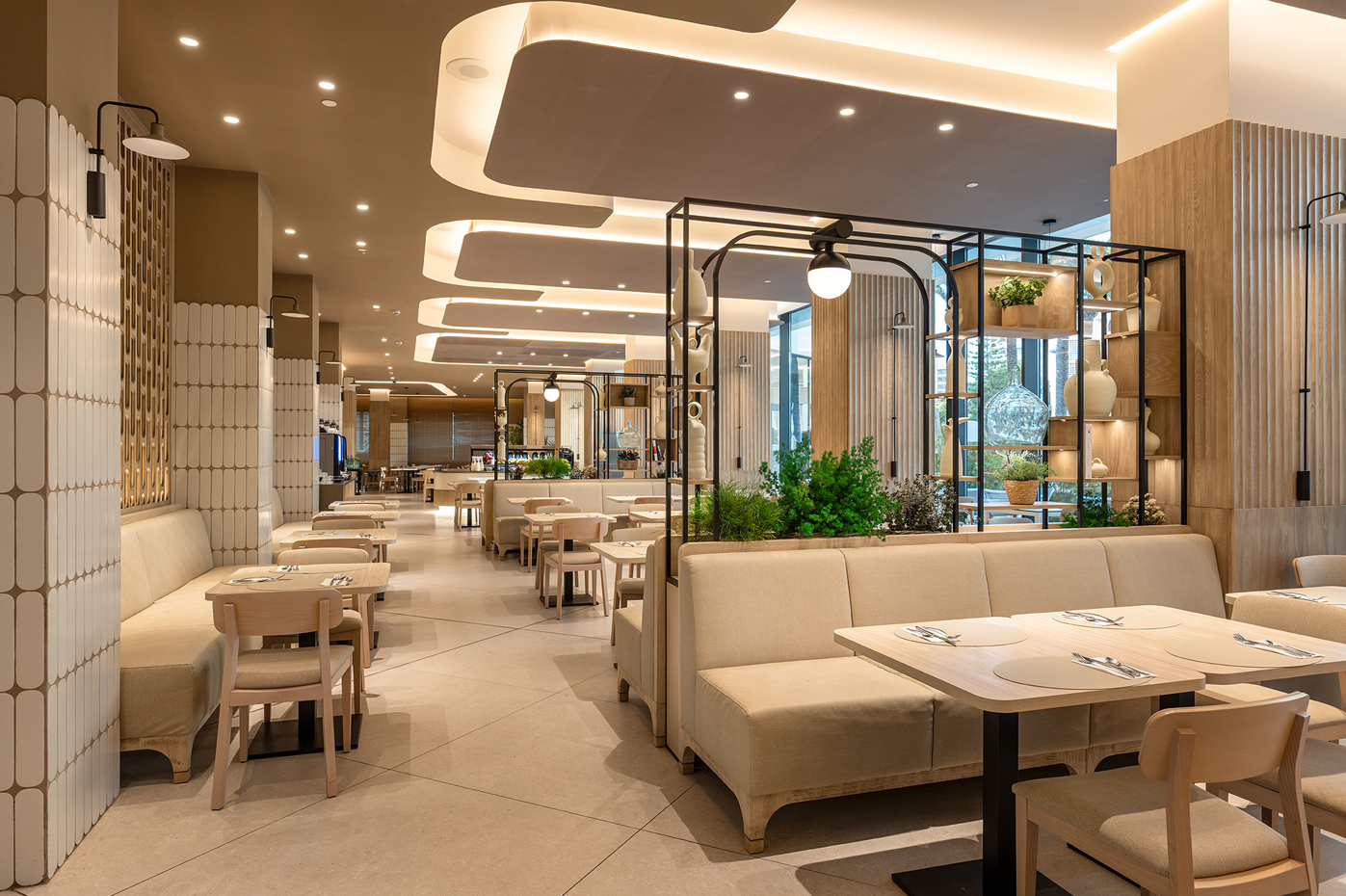 el interior de un restaurante con mesas y sillas