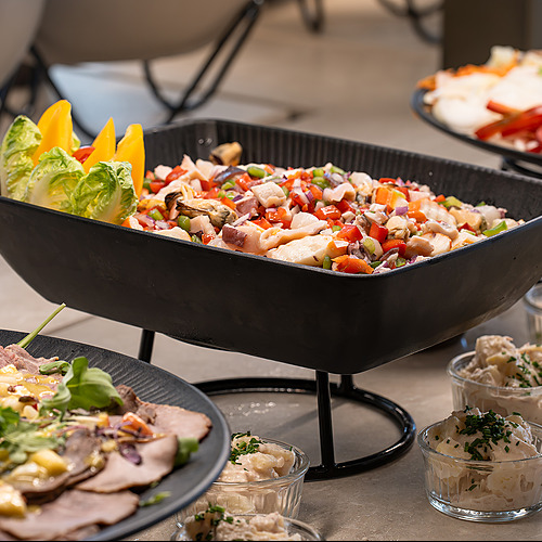 Bufé de ensalada de mariscos, carne y postres en un hotel, ideal para Port Hotels: Corporativa.