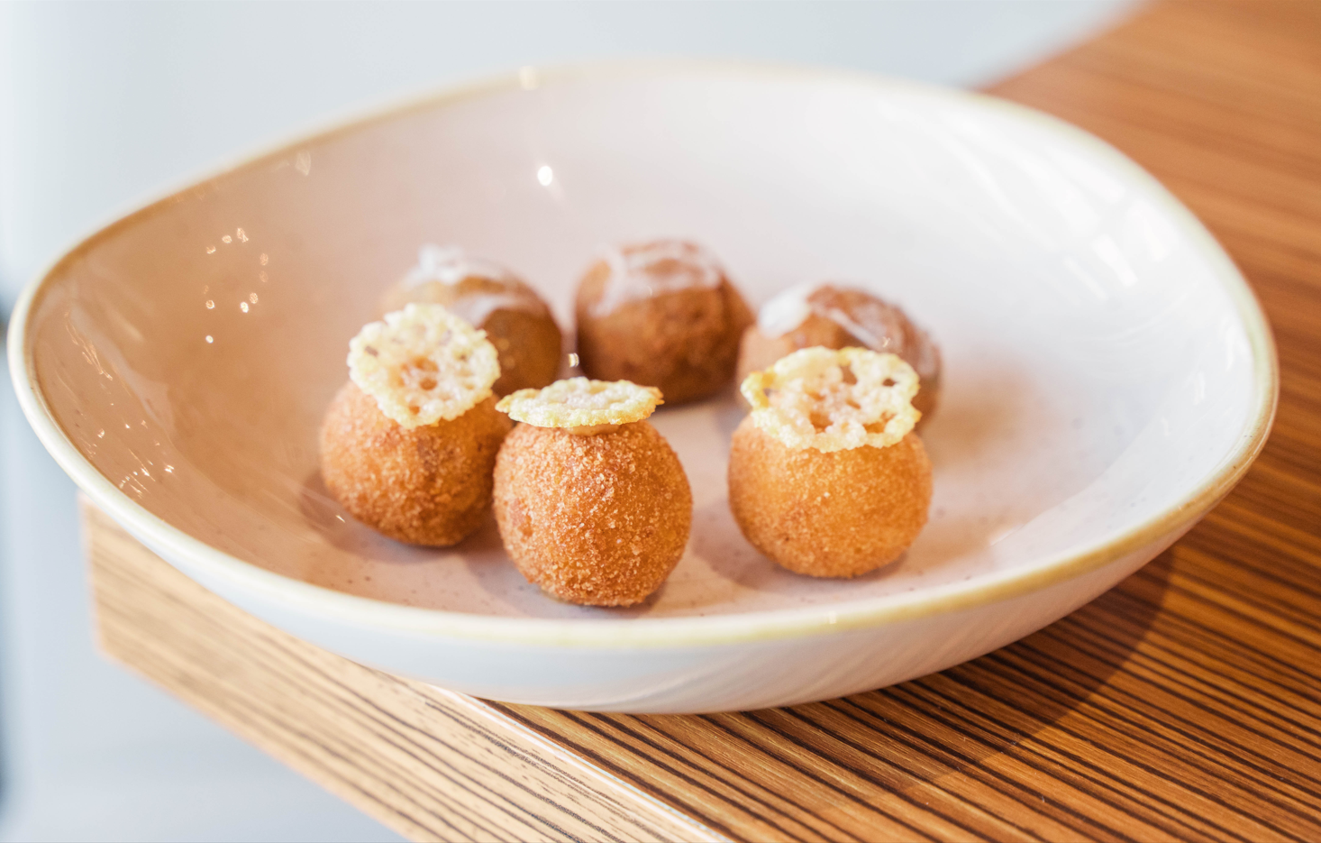 un restaurante lleno de mesas y sillas con un suelo de mármol