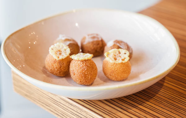 un restaurante lleno de mesas y sillas con un suelo de mármol