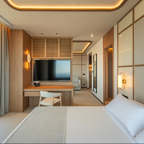 Vista de habitación de hotel de lujo con cama doble, escritorio y vista a la ciudad. Port Hotels: Corporativa