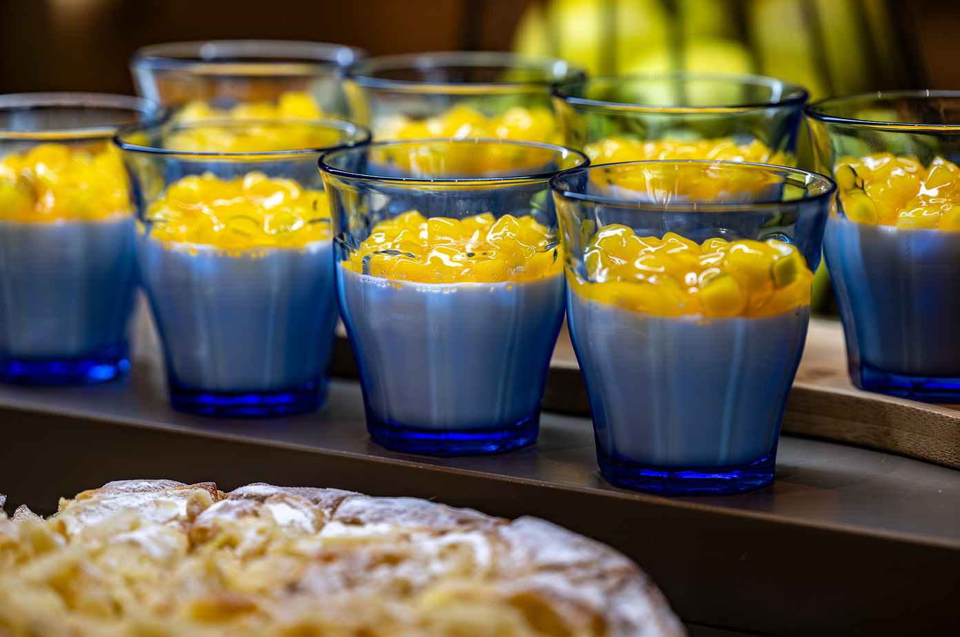 un montón de vasos azules llenos de comida blanca y amarilla