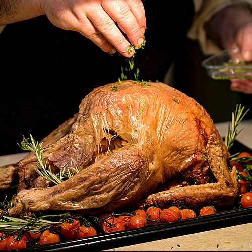 Pavo asado, decorado con hierbas y tomates, listo para servir Port Hotels: Corporativa