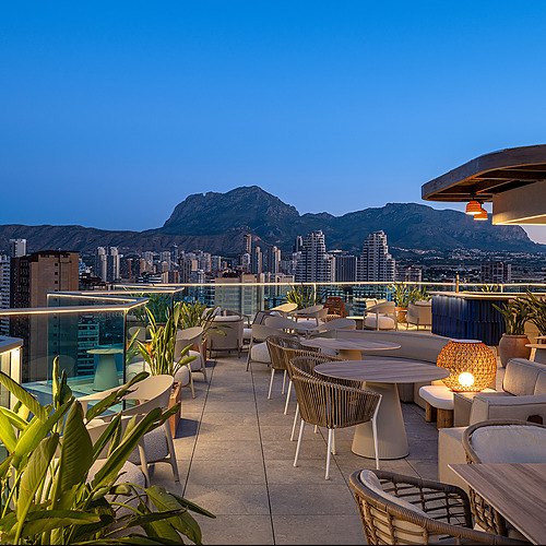 Terraza de hotel con vistas panorámicas, asientos cómodos y mesas elegantes. Port Hotels: Corporativa