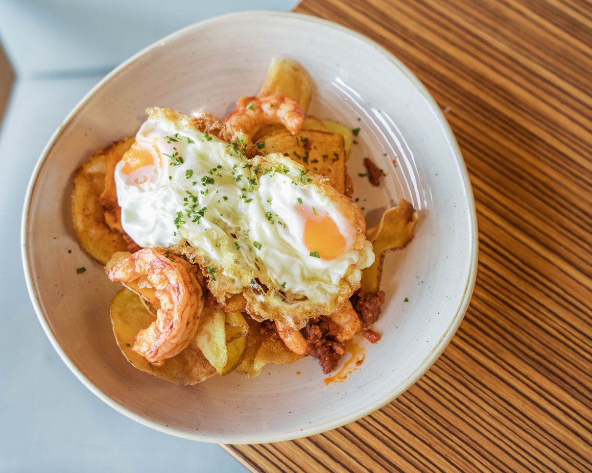 un restaurante lleno de mesas y sillas con un suelo de mármol