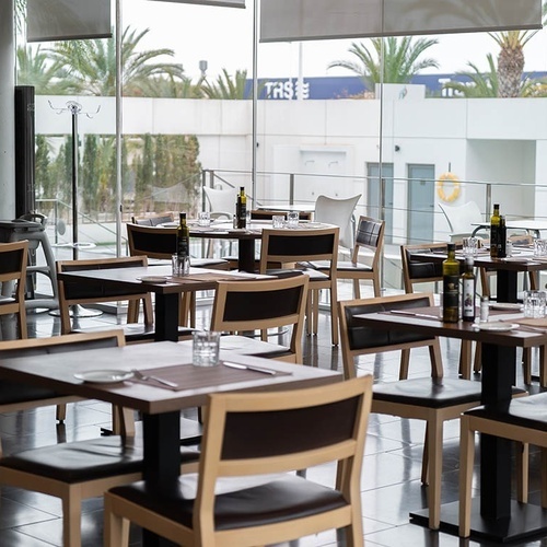 una habitación llena de mesas y sillas en un restaurante