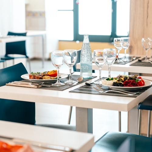 una mesa en un restaurante con platos y copas de vino