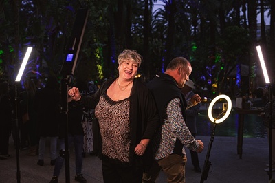 un hombre y una mujer bailan frente a un anillo de luz - 