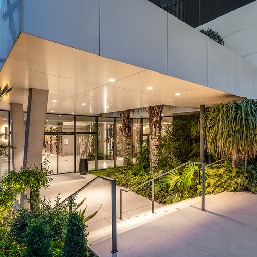 un edificio moderno con escaleras que conducen a la entrada