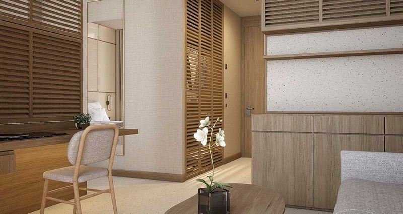 una habitación con una mesa de madera y una silla