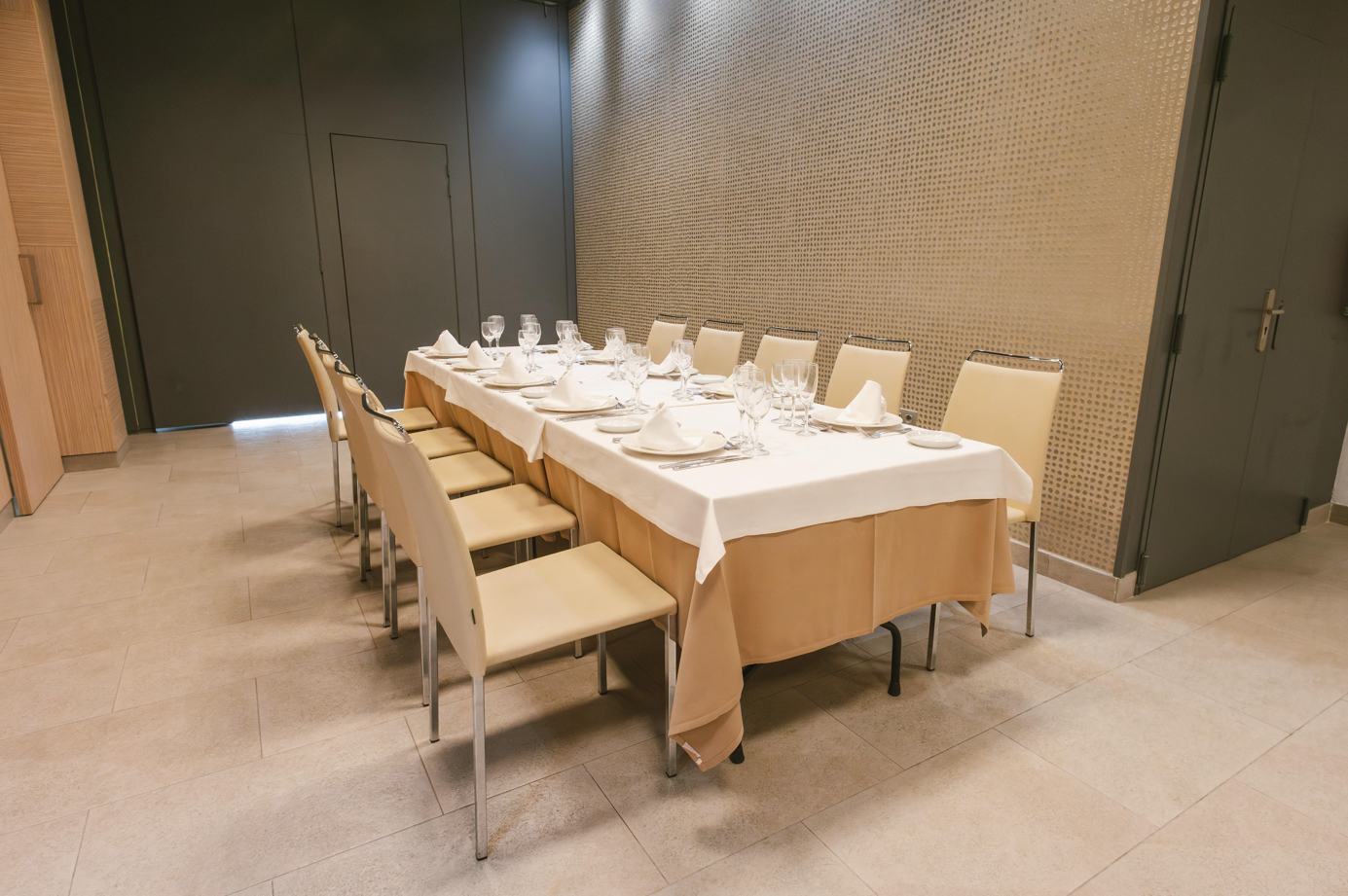 una mesa larga con sillas y platos sobre ella