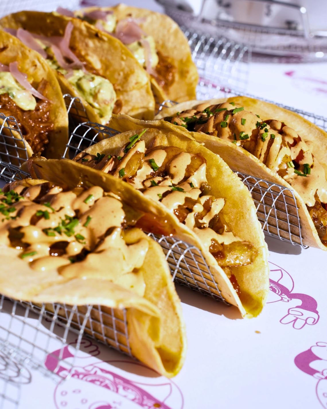 Port Hotels: Corporativa - Tacos gourmands aux crevettes, garniture d'avocat, oignons rouges, et sauce crémeuse, servis dans des paniers métalliques.
