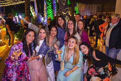 un grupo de mujeres posando para una foto con copas de vino - 