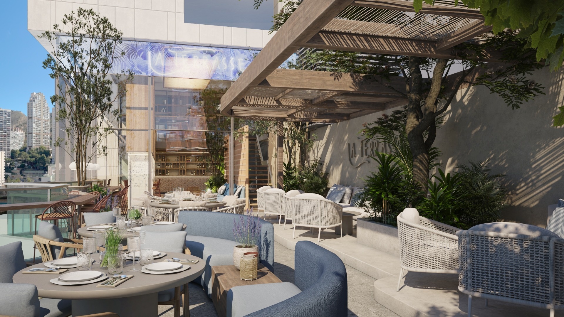 un patio con mesas y sillas y un edificio en el fondo